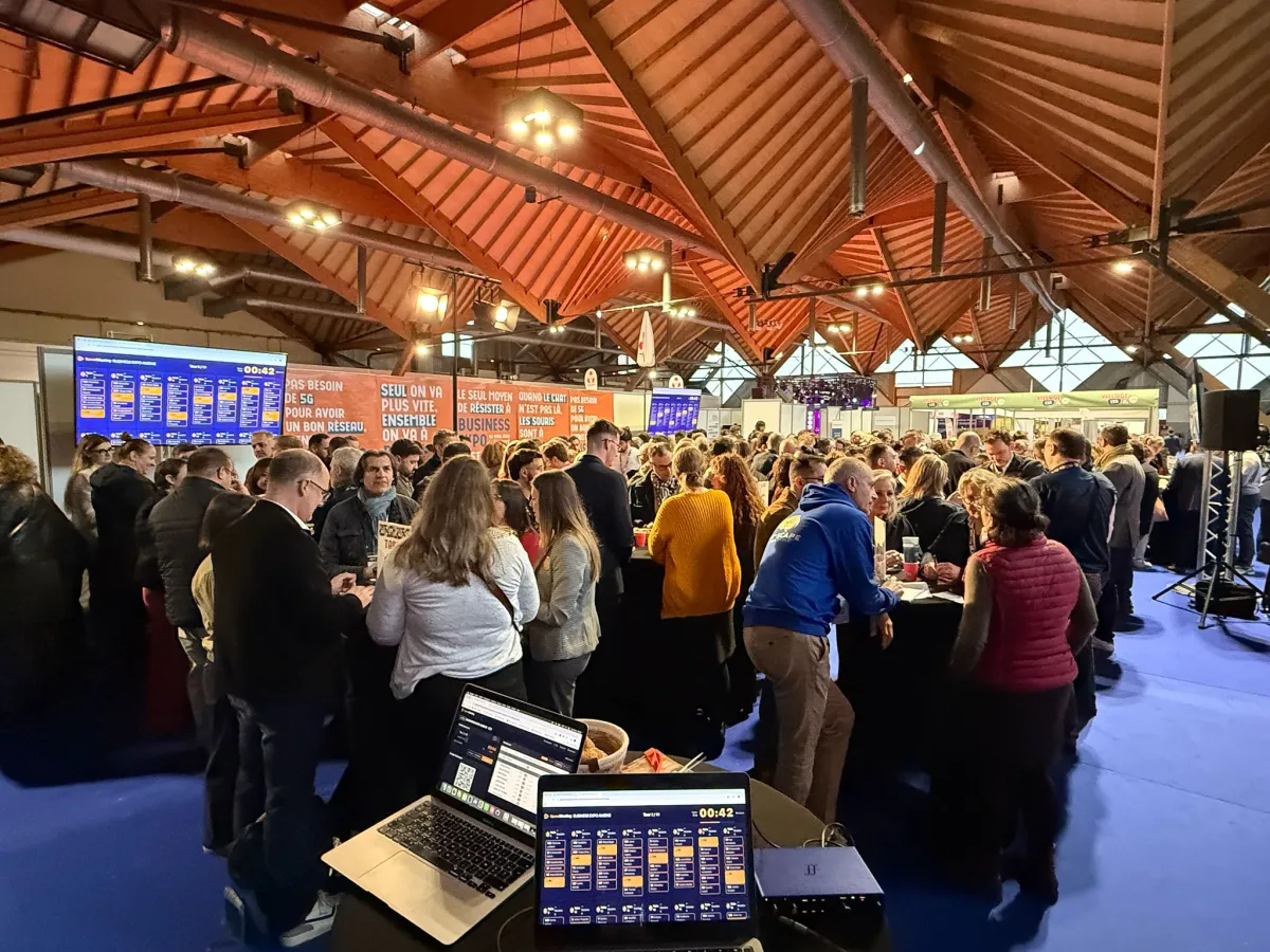 Participants en pleine session de speed meeting dans la halle